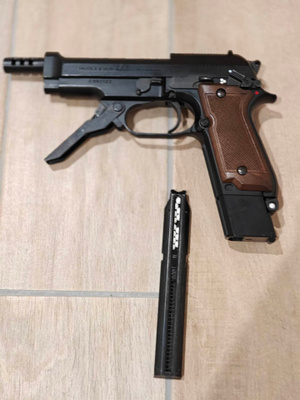 Tokyo Marui sähköaseita 2 kpl + varusteita. EI AKKUJA