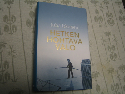 Juha Itkonen - Hetken hohtava valo (2012, 1.p.)