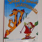 Lennart Gustavsson : Sara ja kirahvit laskettelemassa - pikkukuva 1