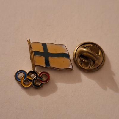 SUOMEN LIPPU OLYMPIARENKAILLA PINSSI