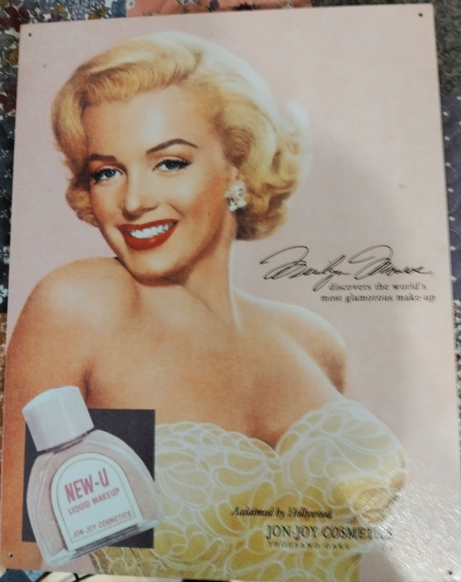 Marilyn Monroen kamaa. Uudenveroinen.