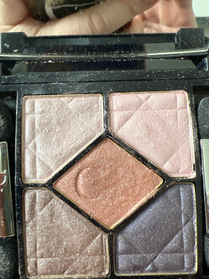 Dior luomiväri 809 petal shine
