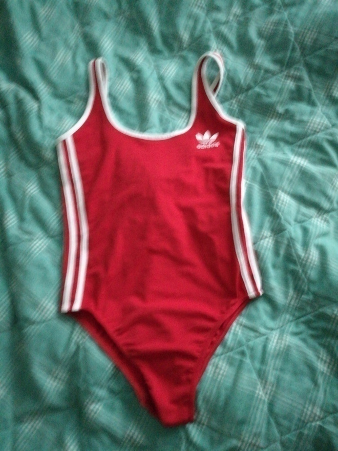 Adidas punainen treeni/saliasu uimapuku (3 raitaa) M