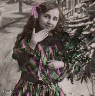 LAPSI / Tyttö, mistelin oksat ja luminen pihapiiri. 1900-l.