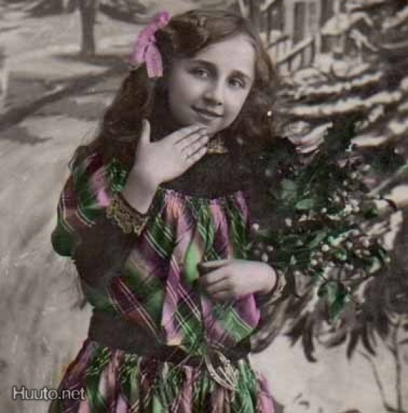 LAPSI / Tyttö, mistelin oksat ja luminen pihapiiri. 1900-l.
