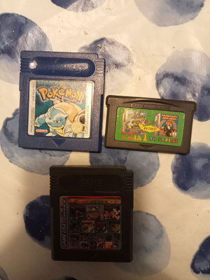 Game boy pokemon blue ja kaksi muuta peliä