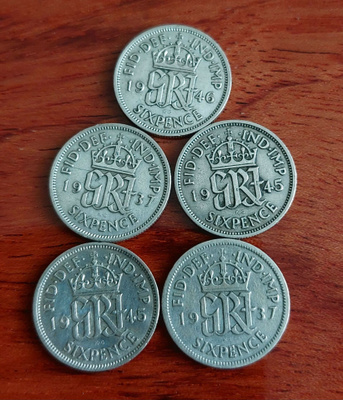 Brittiläisiä "sixpence" hopea kolikoita