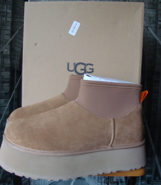 UGG saappaat  42 , uudet