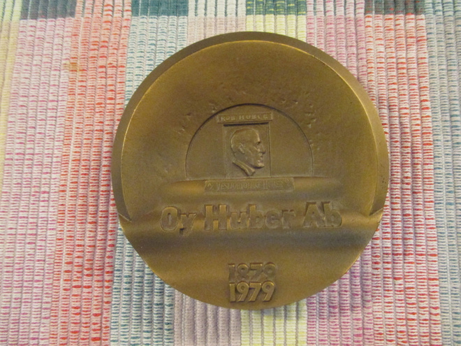 Vesijohtoliike Huber Oy mitali / H.Häiväoja 1979.
