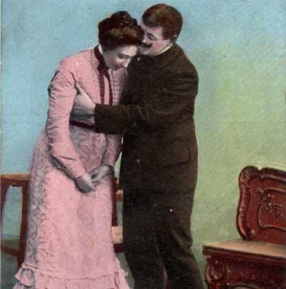 RAKKAUS / Miehen kädet naisen uumalla salongissa. 1900-l.