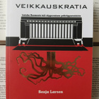 Senja Larsen - Veikkauskratia (nid.) - pikkukuva 1