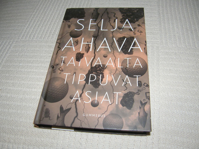 Selja Ahava Taivaalta tippuvat asiat  -sid