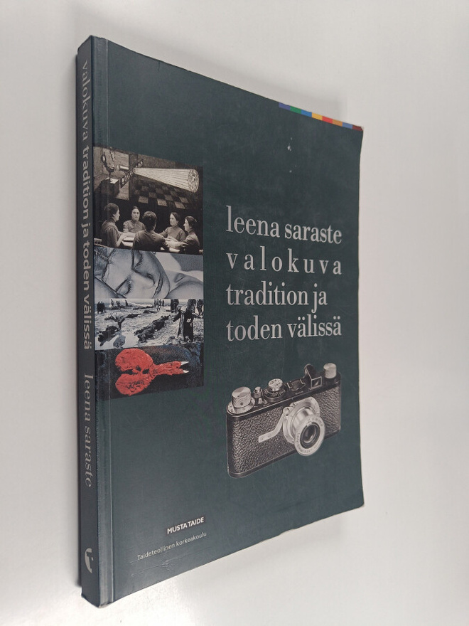 Leena Saraste : Valokuva tradition ja toden välissä