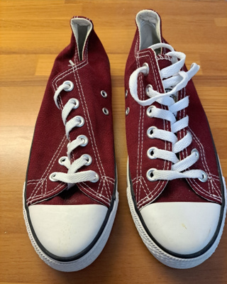 Viininpunainen Converse tennarit koko 38