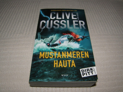 Clive Cussler Mustanmeren hauta -pok