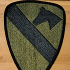 US ARMY 1. RATSUVÄKIDIVISIOONAN HIHAMERKKI - pikkukuva 1