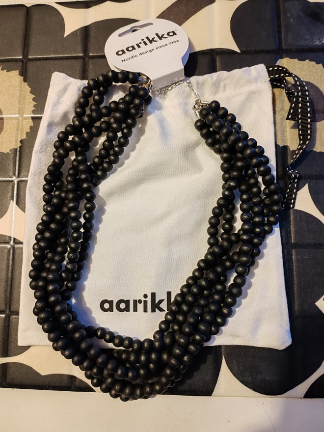 Aarikka Elisabeth-kaulakoru, musta