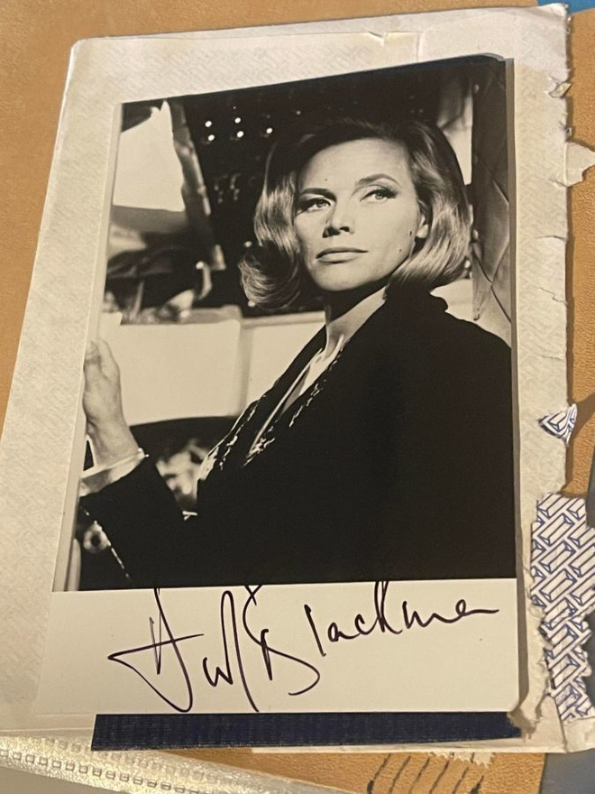 Näyttelijä Honor Blackman nimikirjoitus kuvassa