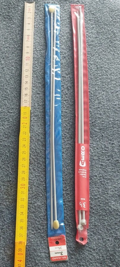 35 cm pitkät neulepuikot 3 mm tai 3,5 mm