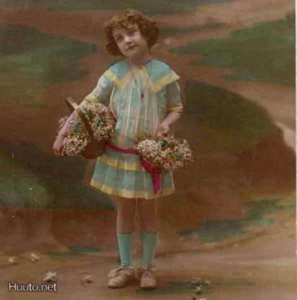 LAPSI / Pieni tytön tyllerö ja korit täynnä kukkia. 1900-l.
