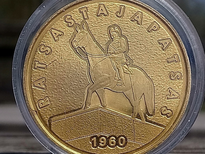 C.G.E. Mannerheim. Kullanvärinen mitali kapselissa.