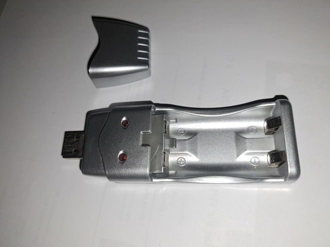 Akkulaturi USB (AA- ja AAA-akkuparistot)