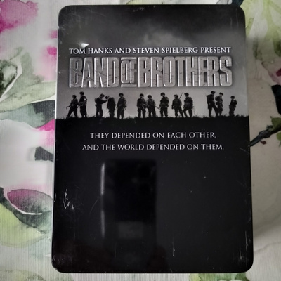BAND OF BROTHERS-TAISTELUTOVERIT-6 DVDtä METALLIKOTELOSSA