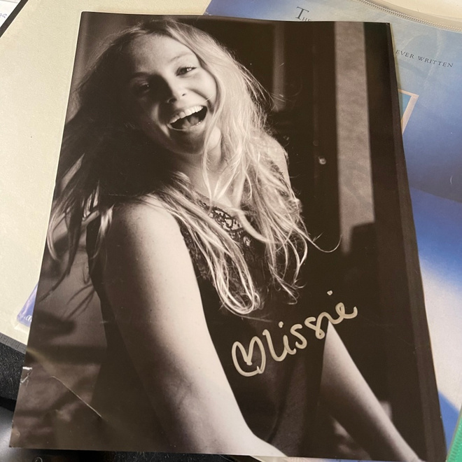 Lissie nimikirjoitus isossa kuvassa