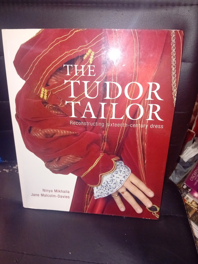 Mikhaila & Malcolm-Davies : The Tudor Tailor ( SIS POSTIKULU