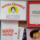 MARINA ABRAMOVIC : 30 keskittymiskorttia mietiskelyyn, 2022 - pikkukuva 2