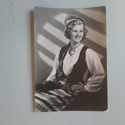 PK missi Armi Kuusela kansallispuvussa * F Tenhovaara