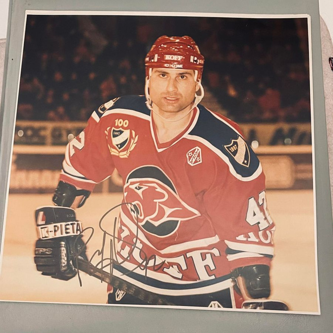 Bob Halkidis / HIFK kuvasuurennos nimikirjoituksella