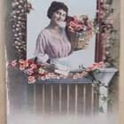 Leidi kukkaikkunassa tuo onnitellen korillisen kukkia 1924 - pikkukuva 1