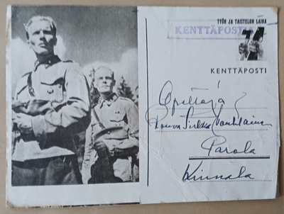 Nuoret sotilaat pää paljastettuna, Kenttäpostia p. 1942