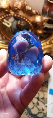Kristalli hiottu miniatyyri . Valamo