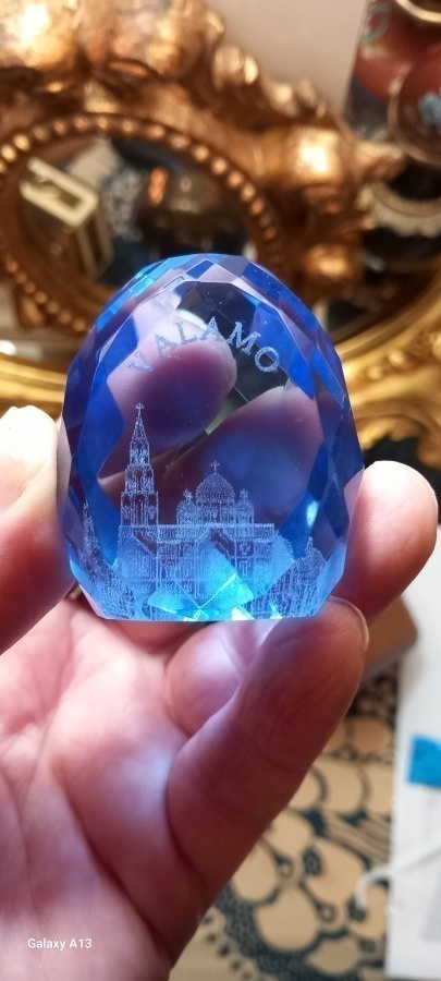 Kristalli hiottu miniatyyri . Valamo