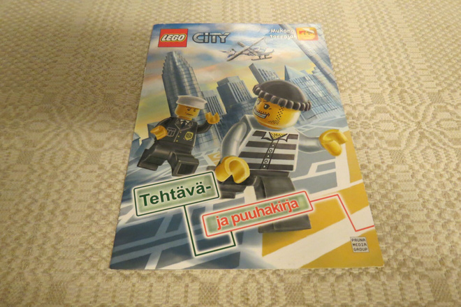 TEHTÄVÄ JA PUUHAKIRJA LEGO CITY