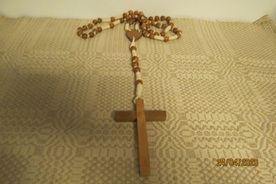 RUKOUSNAUHA PITKÄ RISTI, SYDÄN JA HELMET PUUTA