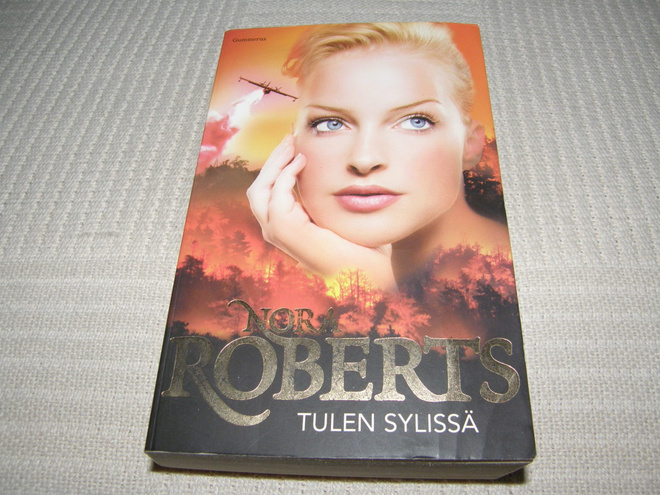 Nora Roberts Tulen sylissä  -nid