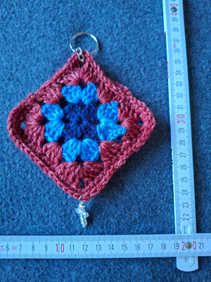 Alina´s Handmade virkattu avaimenperä airpodin suojakoteloon