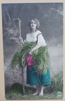 Leidillä tauko heinäntekopuuhissa, väripk, p. 1911