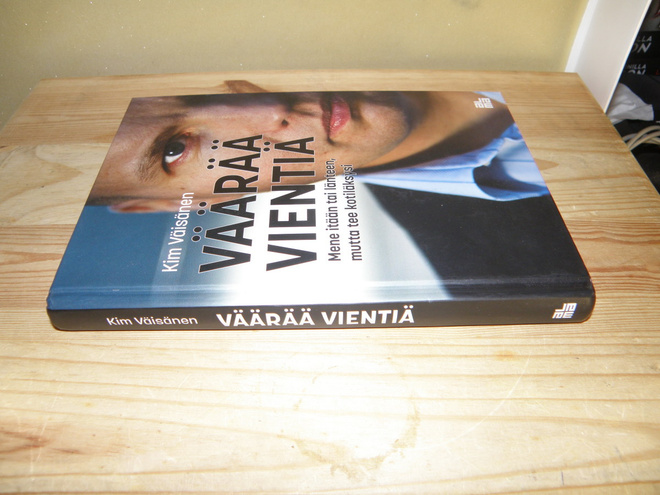 Kim Väisänen Väärää vientiä (sidottu)
