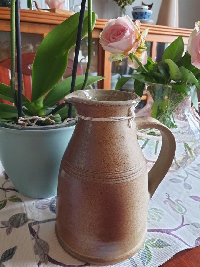 Ihana keramiikkakannu kukille, viinille