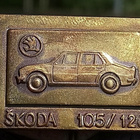 Vanha Skoda merkki. Ronssivärinen. Mitat 30*20 mm. - pikkukuva 2