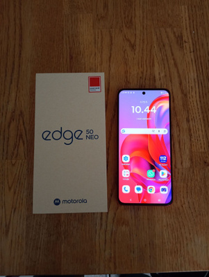 Motorola 50 Edge Neo älypuhelin ja langattomat kuulokkeet