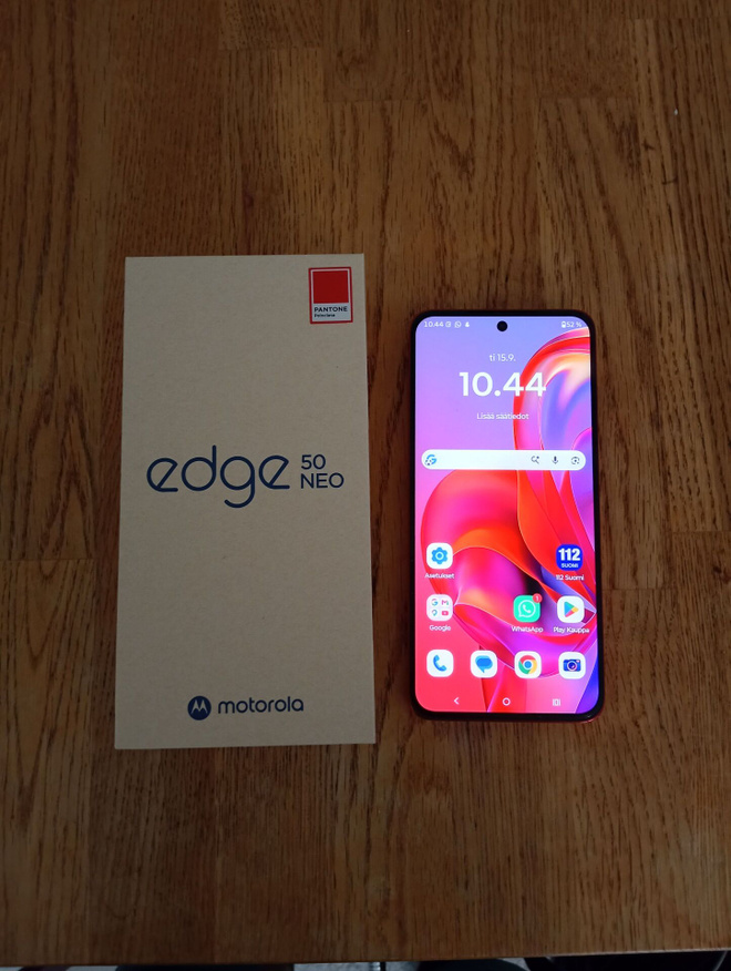Motorola 50 Edge Neo älypuhelin ja langattomat kuulokkeet