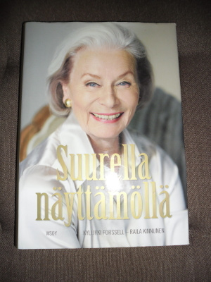 KYLLIKKI FORSSELL * SUURELLA NÄYTTÄMÖLLÄ * KIRJA