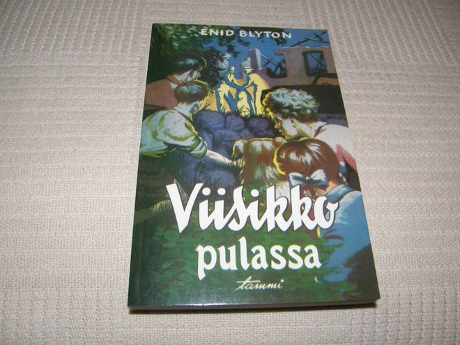 Enid Blyton Viisikko pulassa  -nid