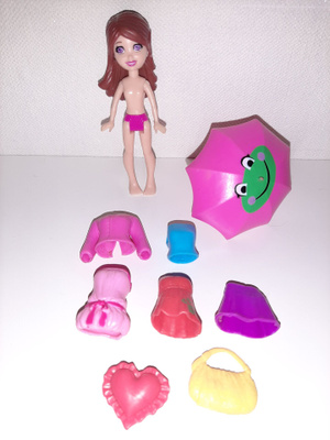 Polly pocket nukke tavaroineen: sateenvarjo, vaatteet