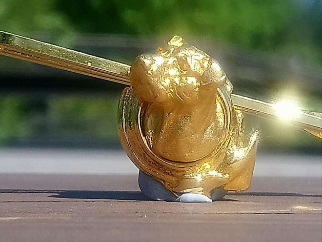 Kullanvärinen solmioneula (pidike), pituus 59 mm. Leimattu C